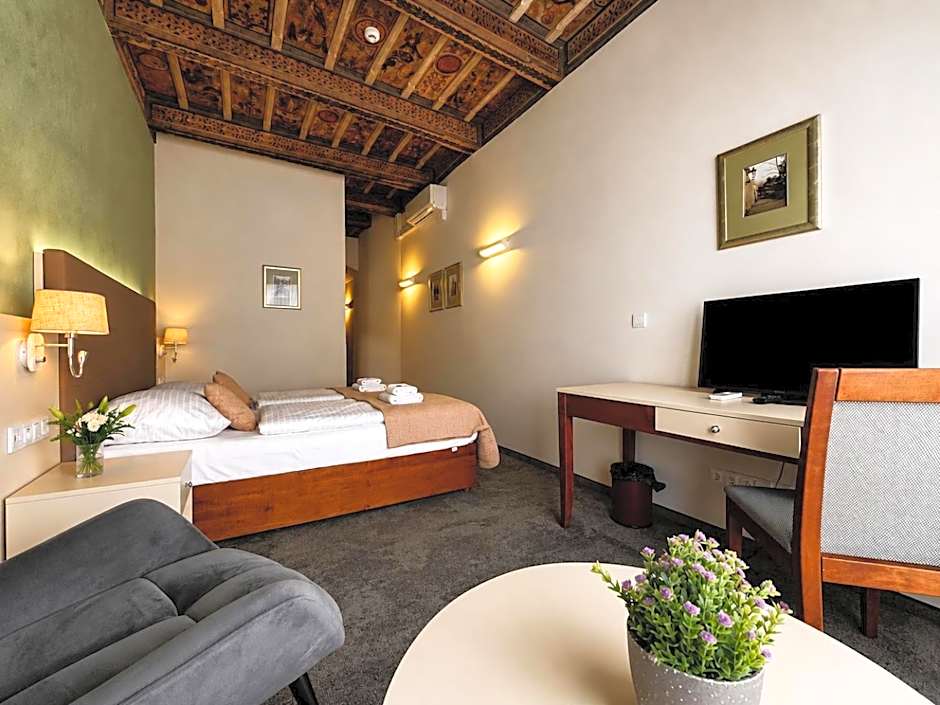 The Golden Wheel Hotel