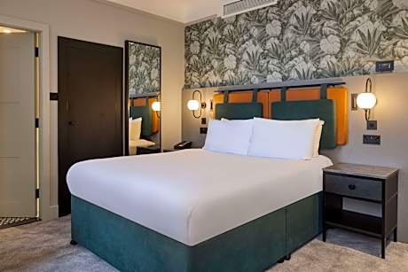 Connecting Room for Four Adults and Four Children