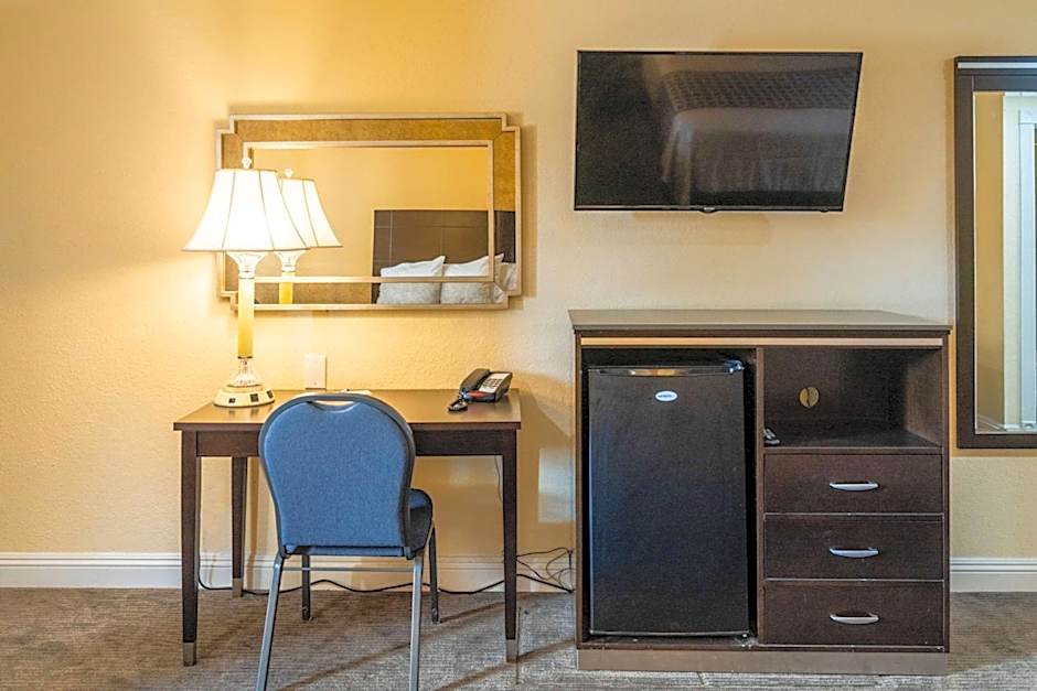 Rodeway Inn & Suites Colton-Riverside