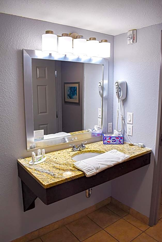 Baymont by Wyndham Midland Center