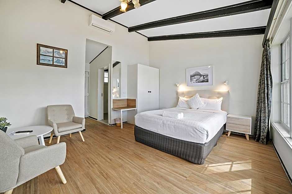 The Fox and Hounds Historic Hotel