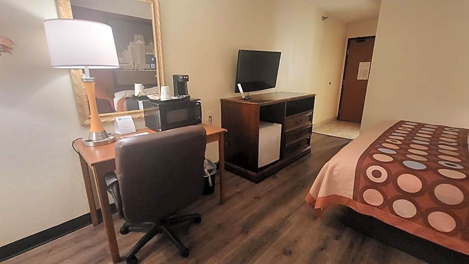 Super 8 by Wyndham Canton/Livonia Area