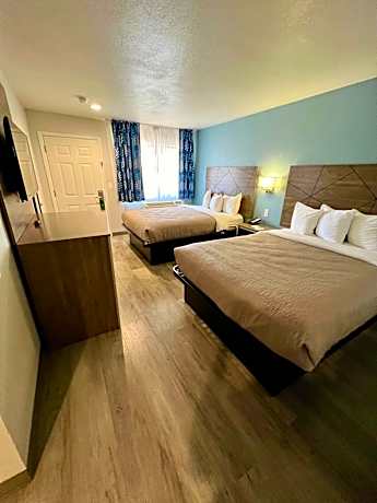 Queen Suite with Two Queen Beds and Sofa Bed - Non Smoking