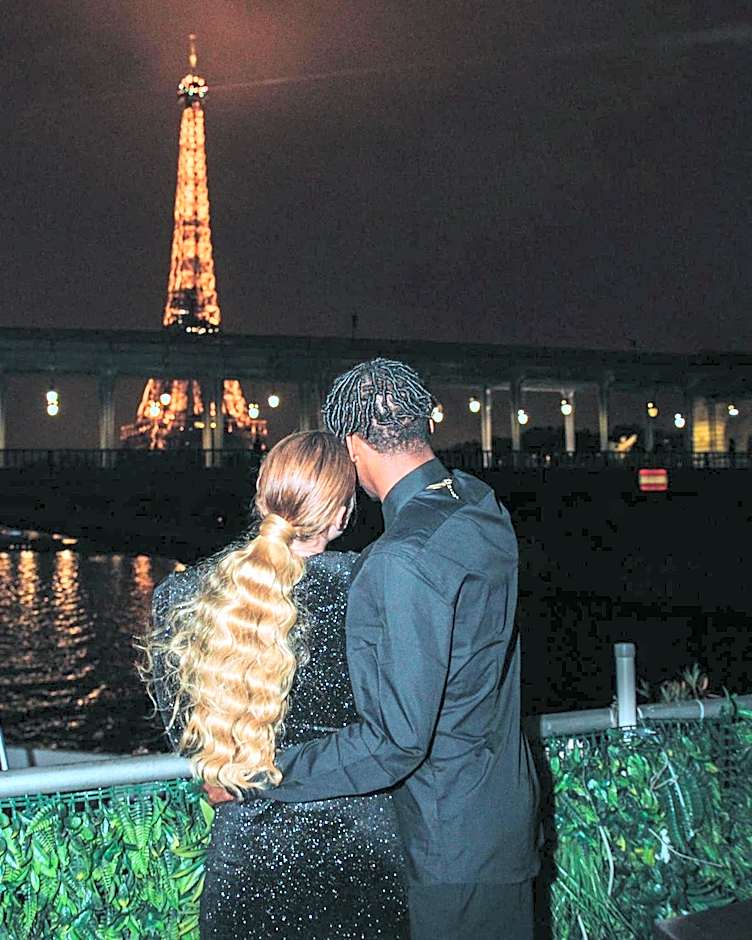 Le VIP Paris - Yacht Hotel