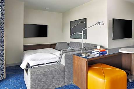 Executive Suite, 2 Queen, Balcony (Mobility Accessible w/Roll-in Shower)