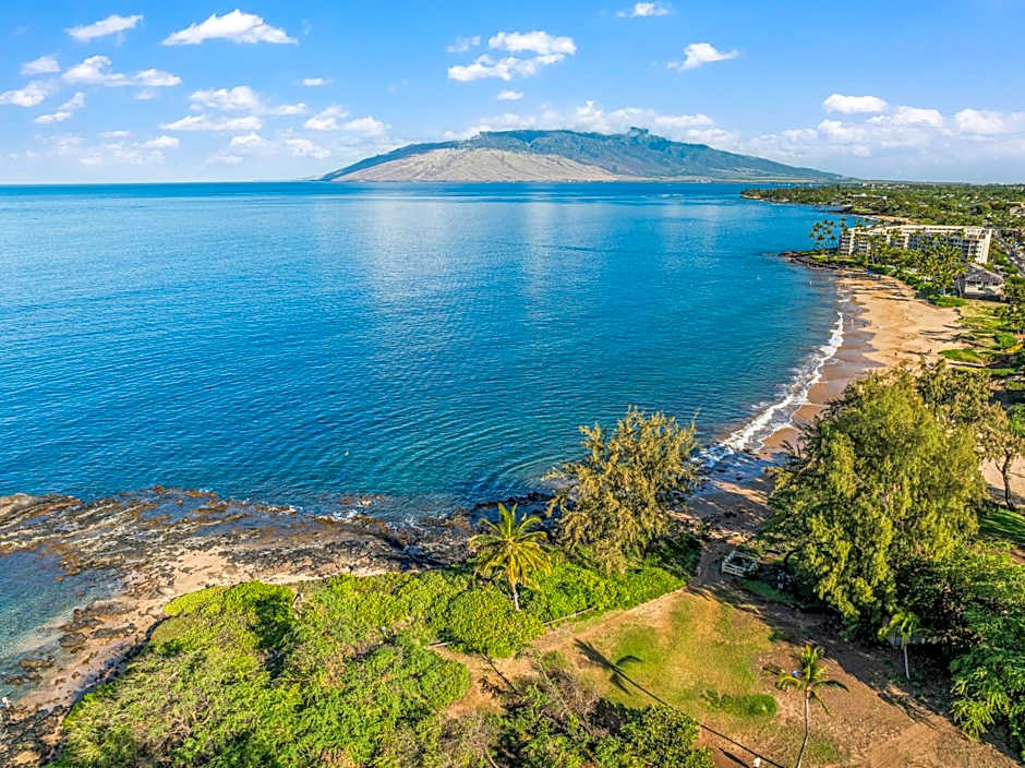 Prime Location! Walk to Beach, Shops & Dining!