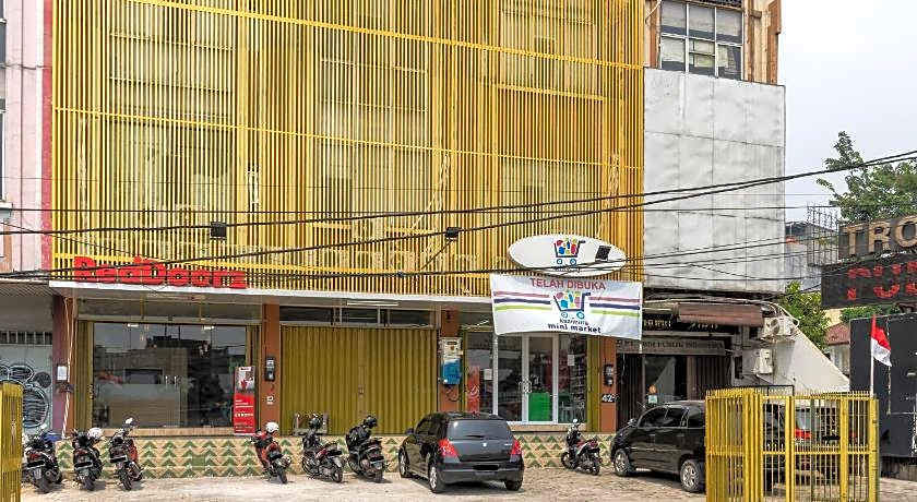 RedDoorz Plus Near RS Royal Taruma Grogol