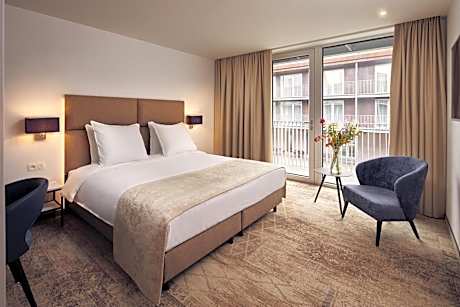 Room with a view on the pond