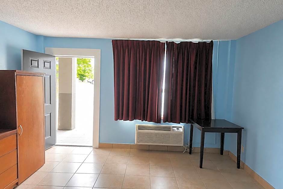 Blue Way Inn & Suites Wichita East