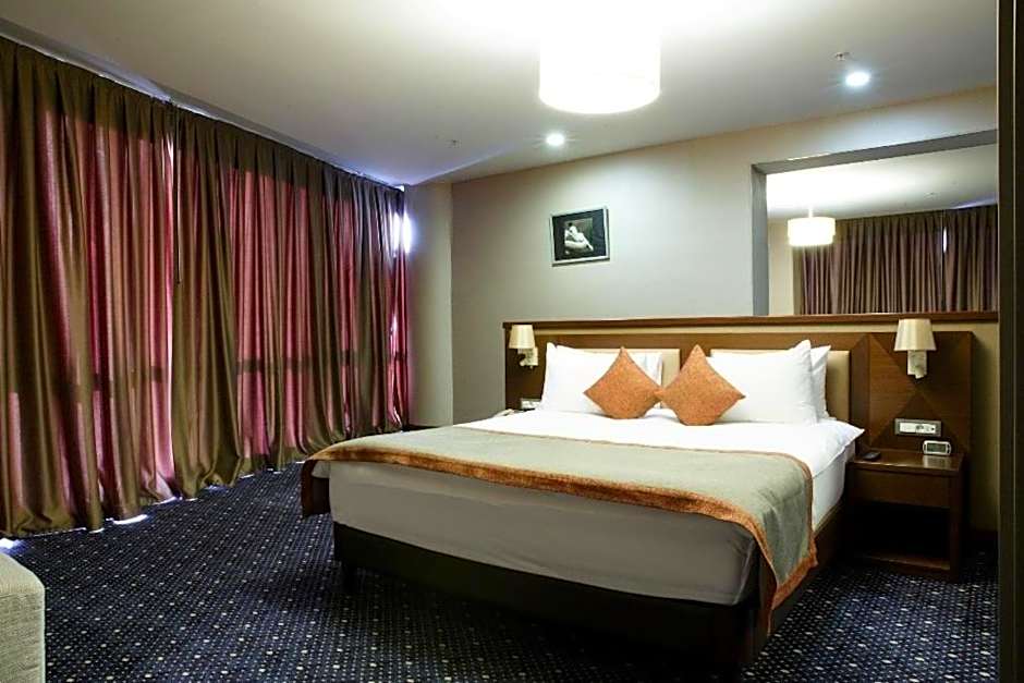 Parkside Hotel & Apartments