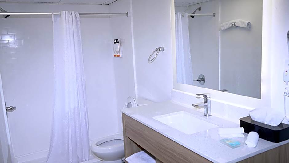 Airport Waterfront Inn