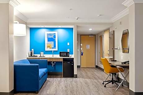 King Suite - Communications and Mobility Accessible Tub