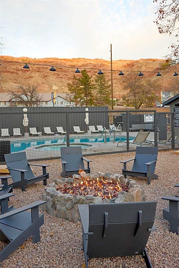 Slackline Moab, Outset Collection by Hilton