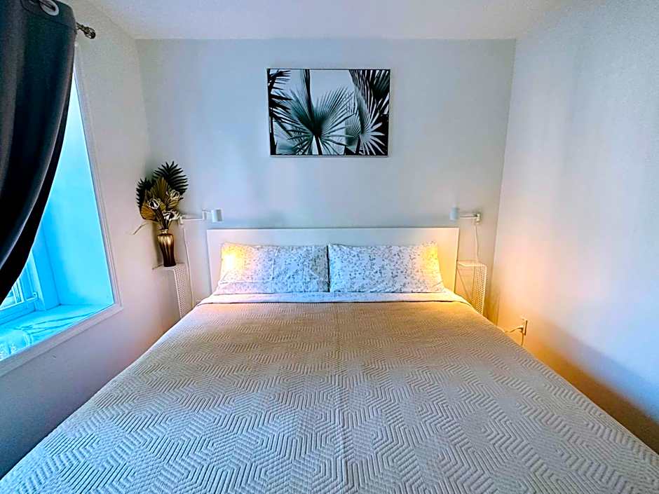 2BR 1BA Guest Suite with King Bed - Free Parking - Renfrew Station - Central Location