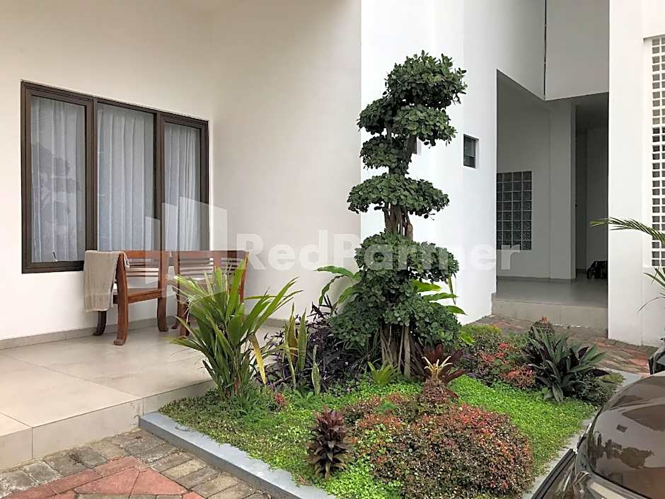 Hotel D88 Mitra RedDoorz near Santera Flower Garden