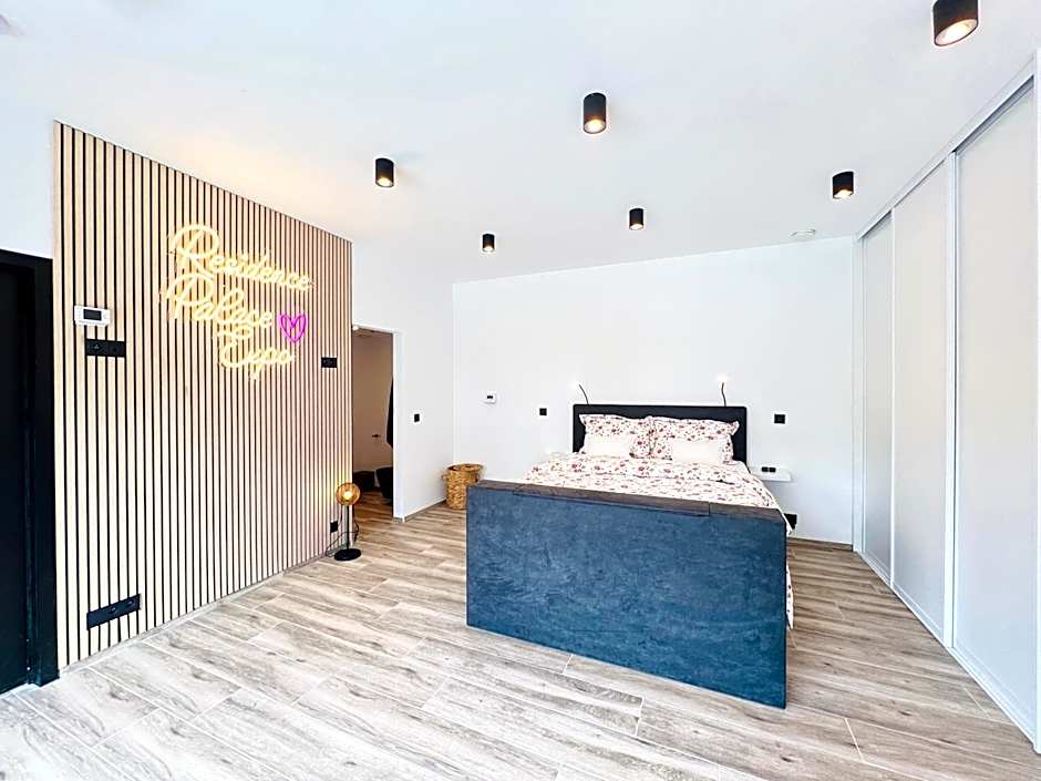 Luxurious Escape - Room LoveSerenity with pool and jacuzzi