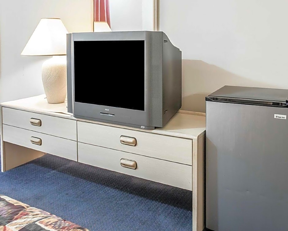 Rodeway Inn & Suites