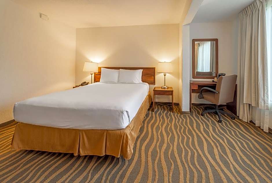 Irazu Hotel & Studios