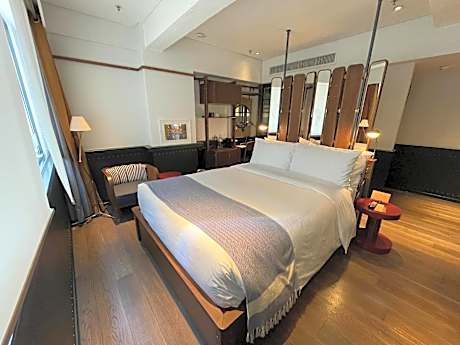 Medium Room with Queen Bed