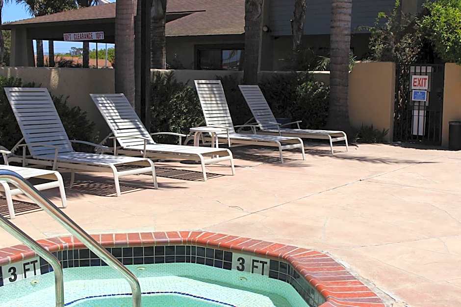 O'Cairns Inn and Suites