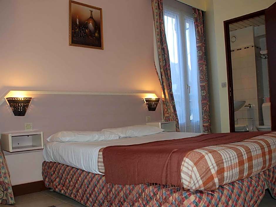 Photo 1 of 5 of Triple Room