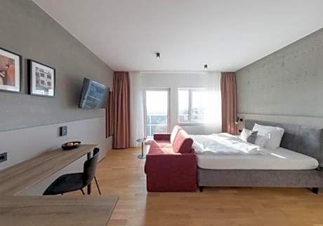 Apartment L - King bed and balcony
