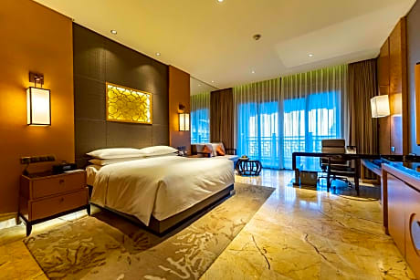 Club Room, 1 King Bed, Balcony, Ocean View