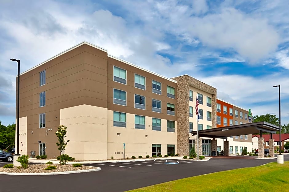 Holiday Inn Express & Suites Milan - Sandusky Area