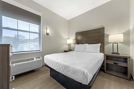 Suite with One King Bed and One Queen Bed - Non-Smoking
