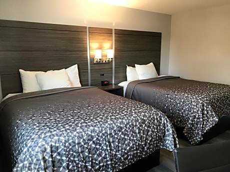 Deluxe 2 King Beds Non-Smoking