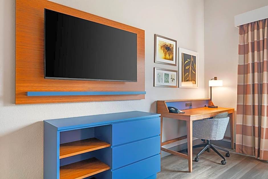 Country Inn & Suites by Radisson, West Bend, WI