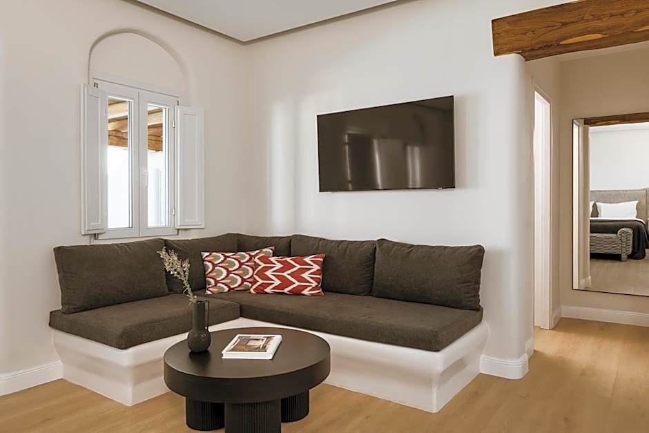 NĒRO Suites by NOMÉE Hospitality Group