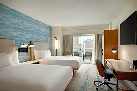 Queen Room with Partial Ocean View and Balcony - Hearing Accessible