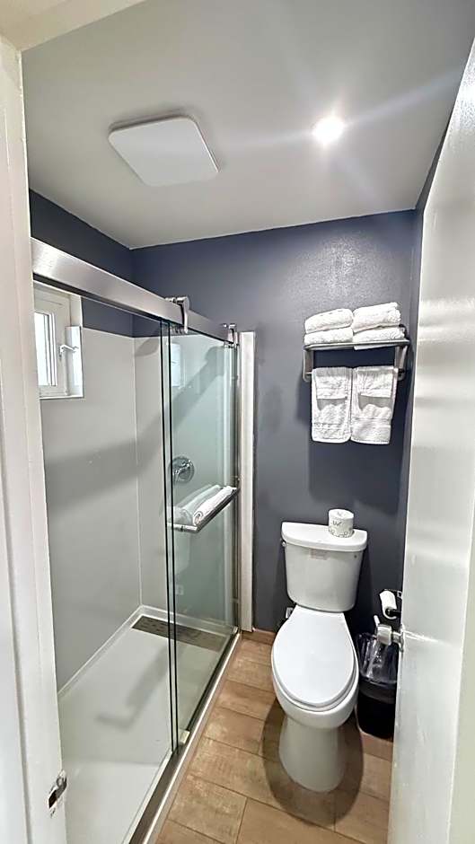 Fireside Inn By The Beach Boardwalk & Bowling