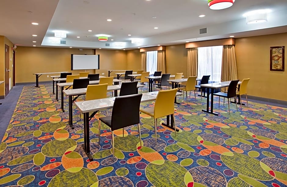 Holiday Inn Express & Suites St Louis Airport, an IHG Hotel