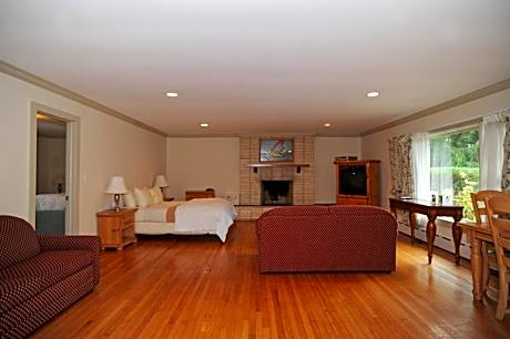 Queen Suite with Two Queen Beds