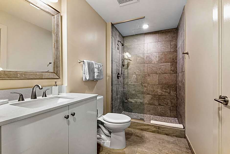 Spacious 4BR Luxury Condo Steps to French Quarter