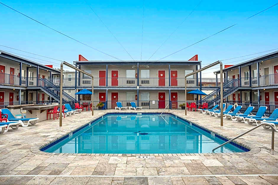 Sea And Breeze Hotel And Condo