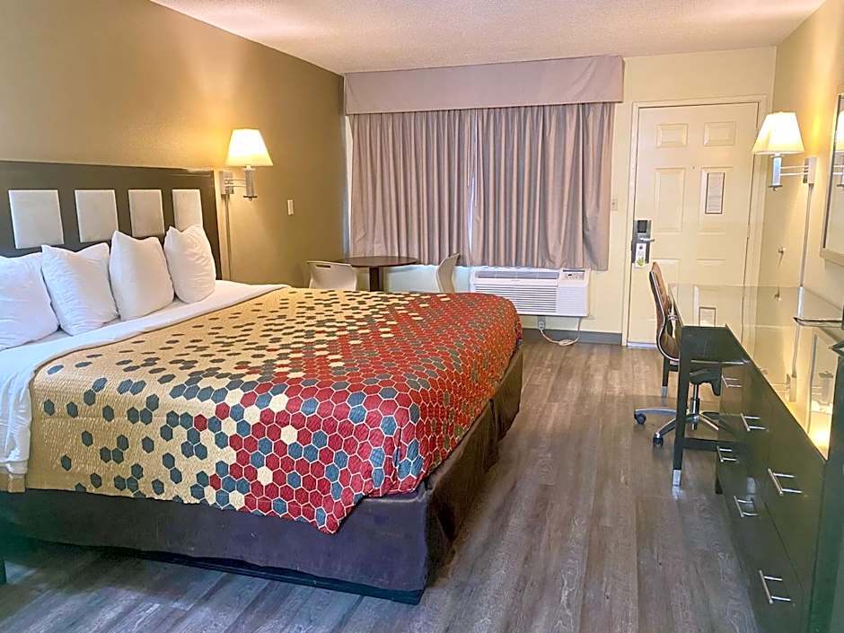 Super 8 by Wyndham Albuquerque Downtown