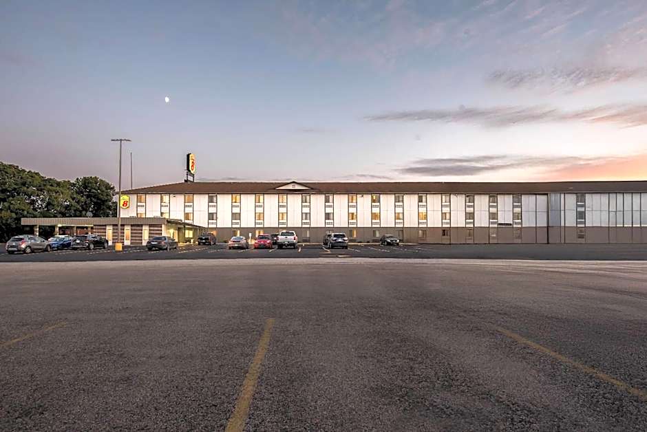 Super 8 by Wyndham Terre Haute