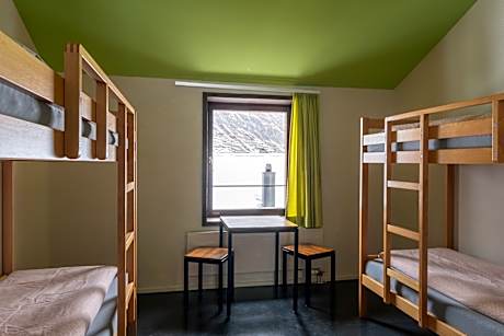 4-Bed room with bath