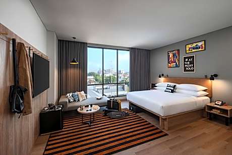 Deluxe Queen Room with City View