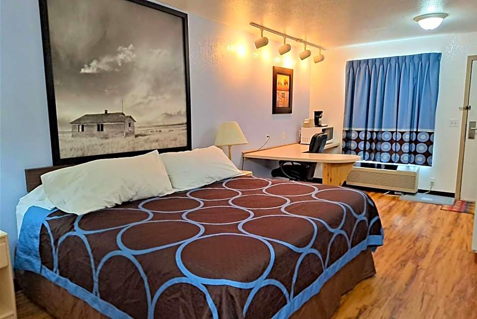 Super 8 by Wyndham Three Hills AB