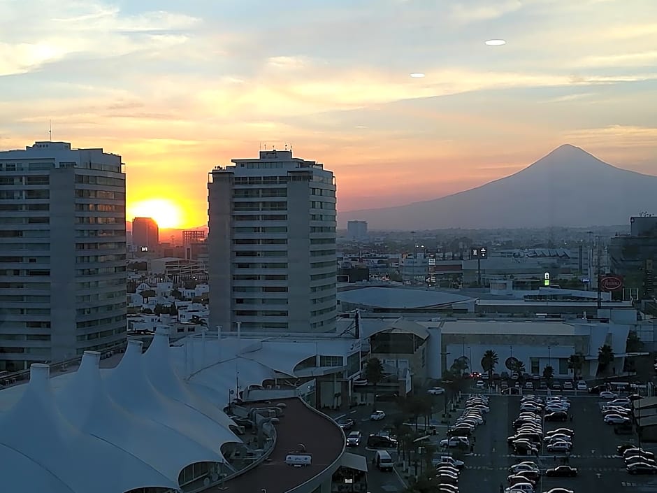 La Quinta Inn & Suites by Wyndham Puebla Palmas