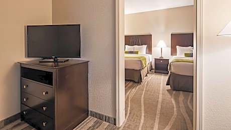 Accessibility - Suite 2 Queen, Bathtub, Sofabed, Separate Sitting Area, Nonsmoking