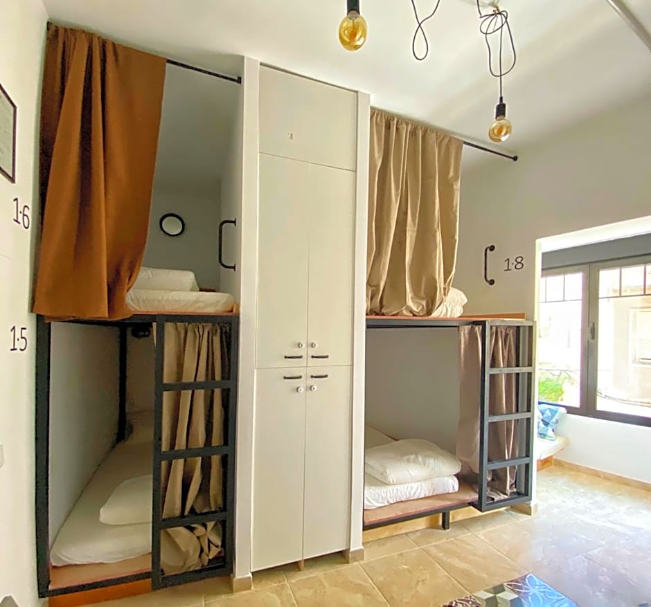 Hostel Numero Trece - Private Capsule Deds - Albergue Juvenil - FREE towels, coffee & tea, remote check-in