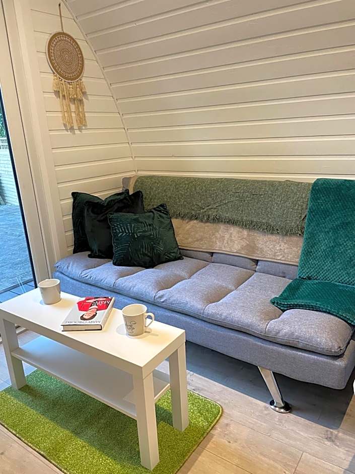 Paddock Pod - Sleeps 4 & Roofed Over Private Hot Tub & NEW SAUNA