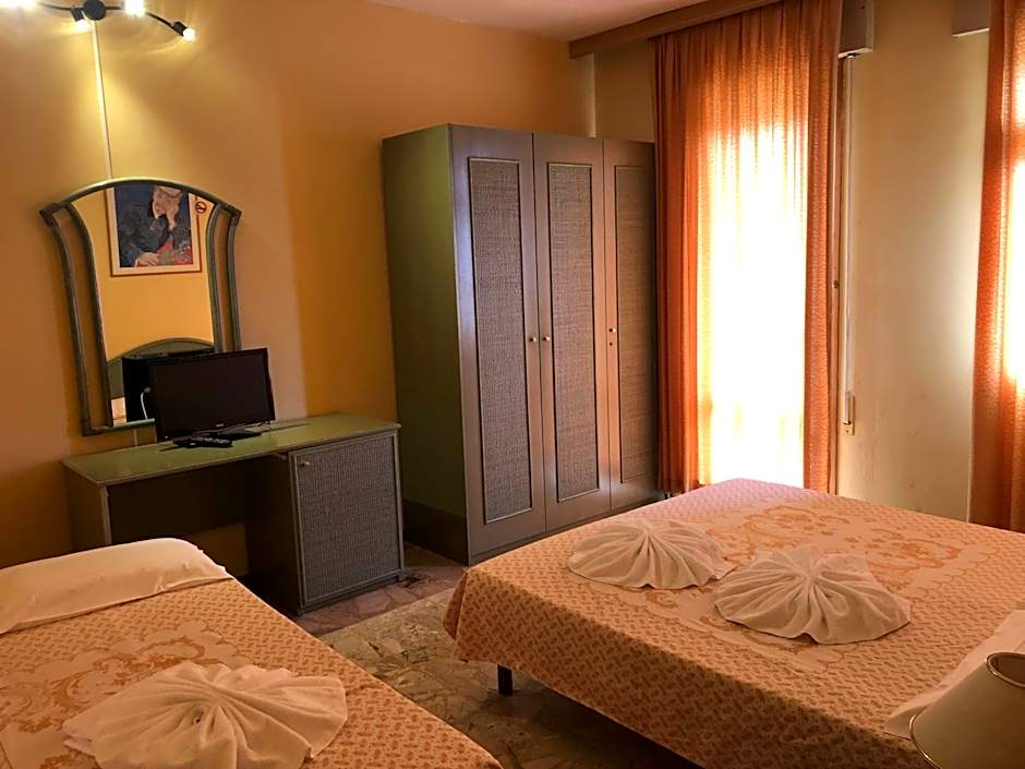 Hotel AMALFI & Restaurant Karaoke Bar
