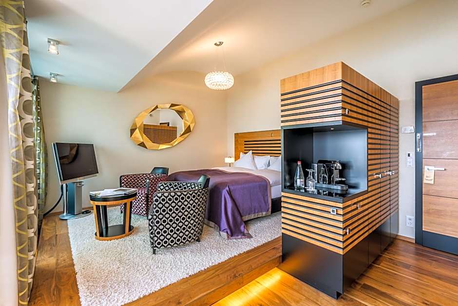 Photo 1 of 7 of Junior Suite, Lake View