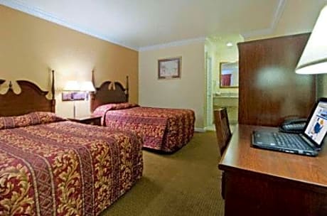 Queen Room with Two Queen Beds - Smoking